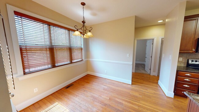Building Photo - Large 5 Bedroom with Large Fenced in Back ...