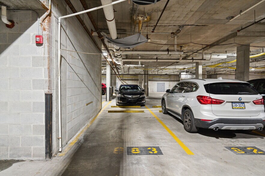 Building Photo - 300 W Elm St