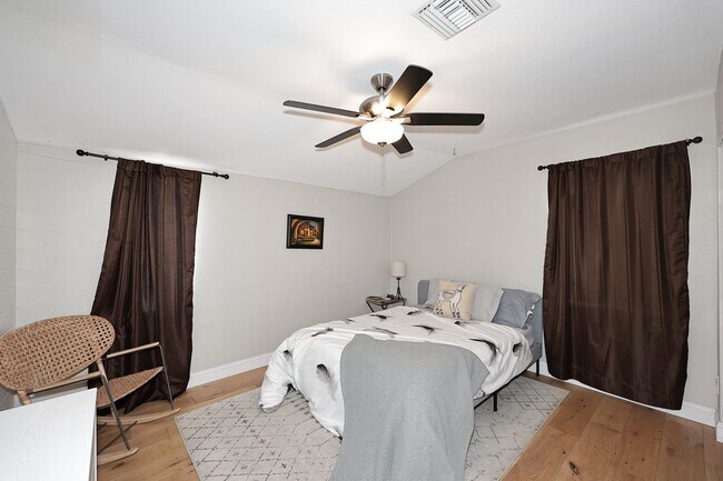 Building Photo - Fully Furnished Remodeled 4 Bedroom / 4 Bathroom Home with spacious back yard & pool in Central P...