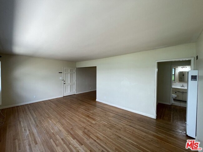 Building Photo - 14940 Dickens St