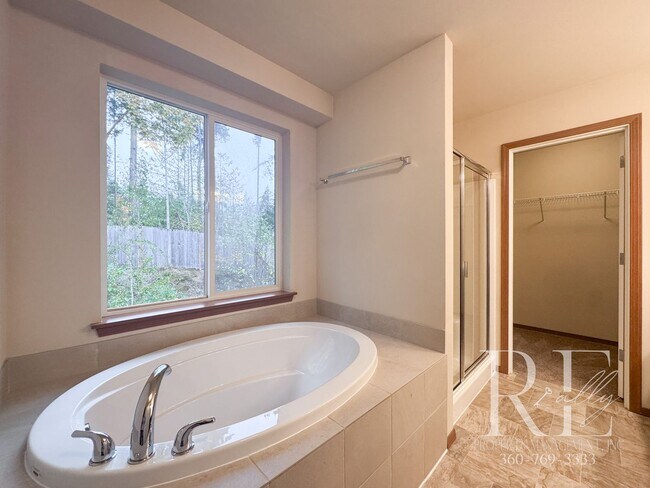 Building Photo - Spacious East Bremerton Home with Vaulted ...