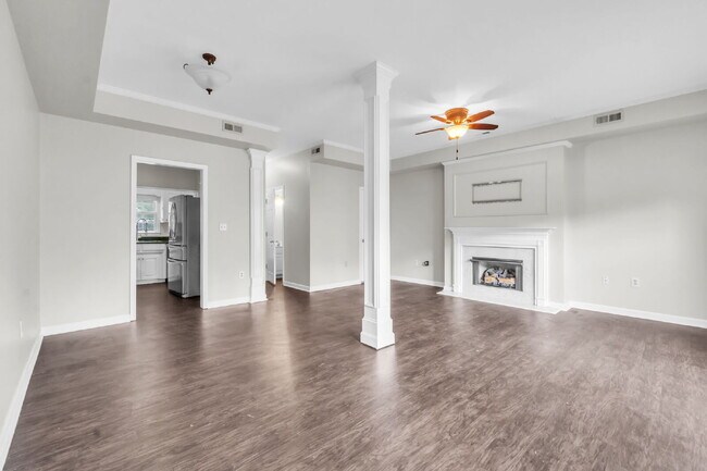Building Photo - Beautifully Renovated Townhome (2BR/2.5BA)...