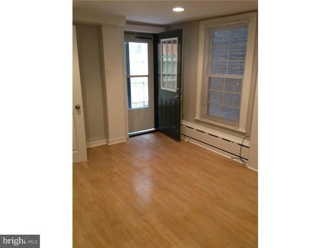 Building Photo - 338 S 16th St