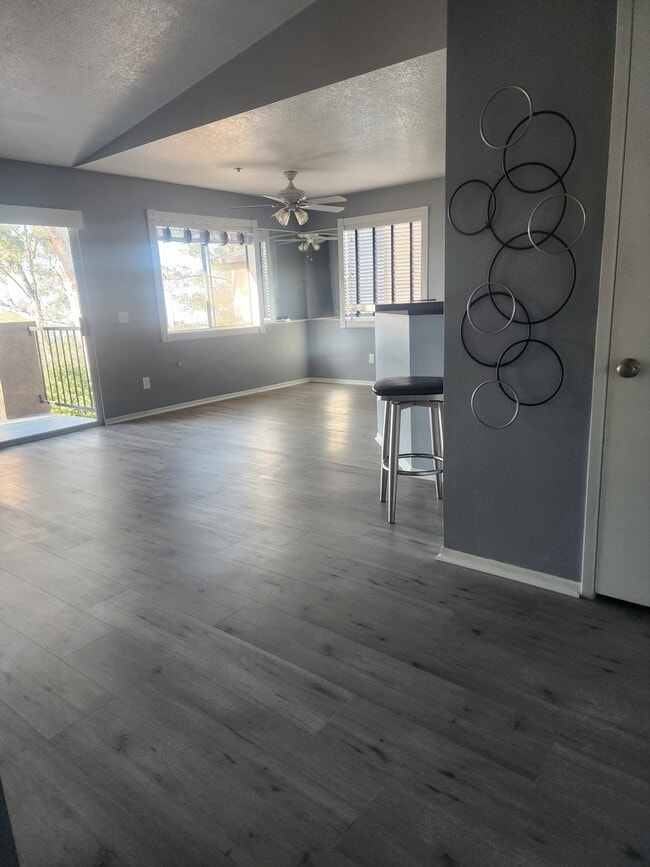Building Photo - 2560 Avenida Del Vista