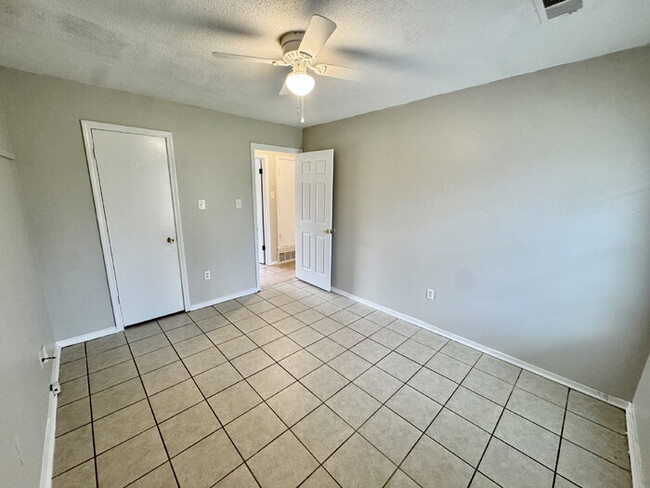 Building Photo - 3600 Pembrook Dr