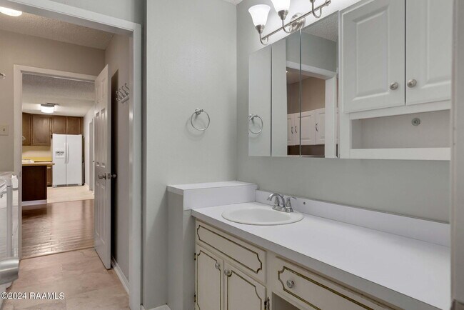 Building Photo - 303 Plaza Village Dr