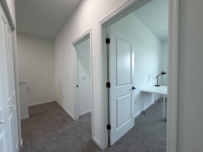 Building Photo - 4402 Longwood Lake Sq
