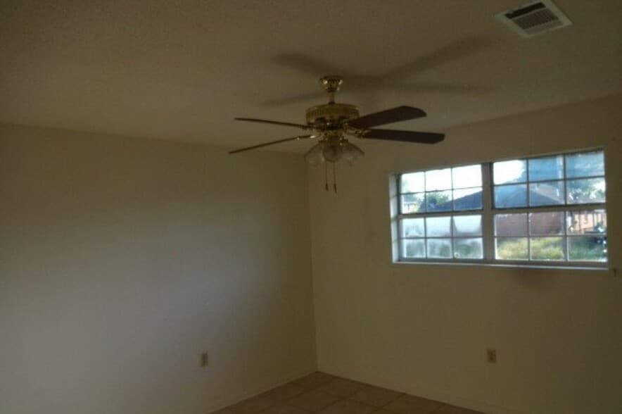 Building Photo - 4709 Shalimar Dr