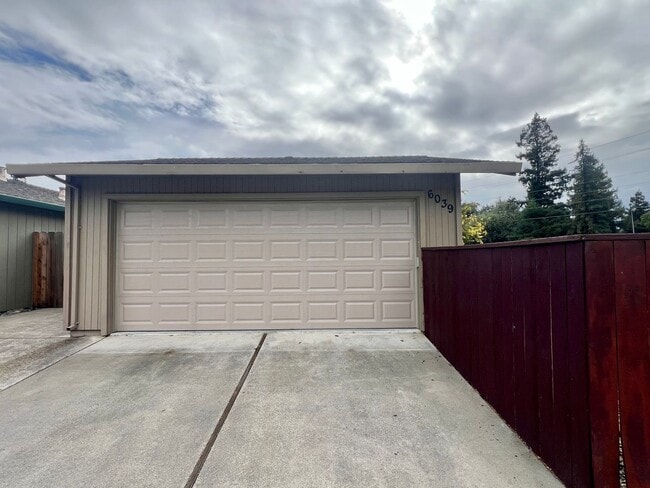 Building Photo - 3 bed 2 bath in Lincoln Village West