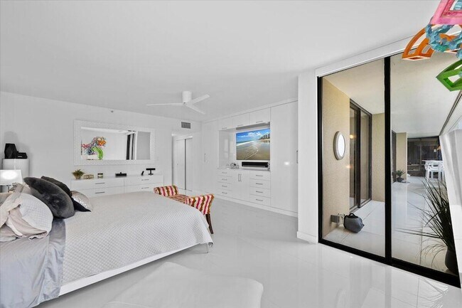 Building Photo - 5280 N Ocean Dr