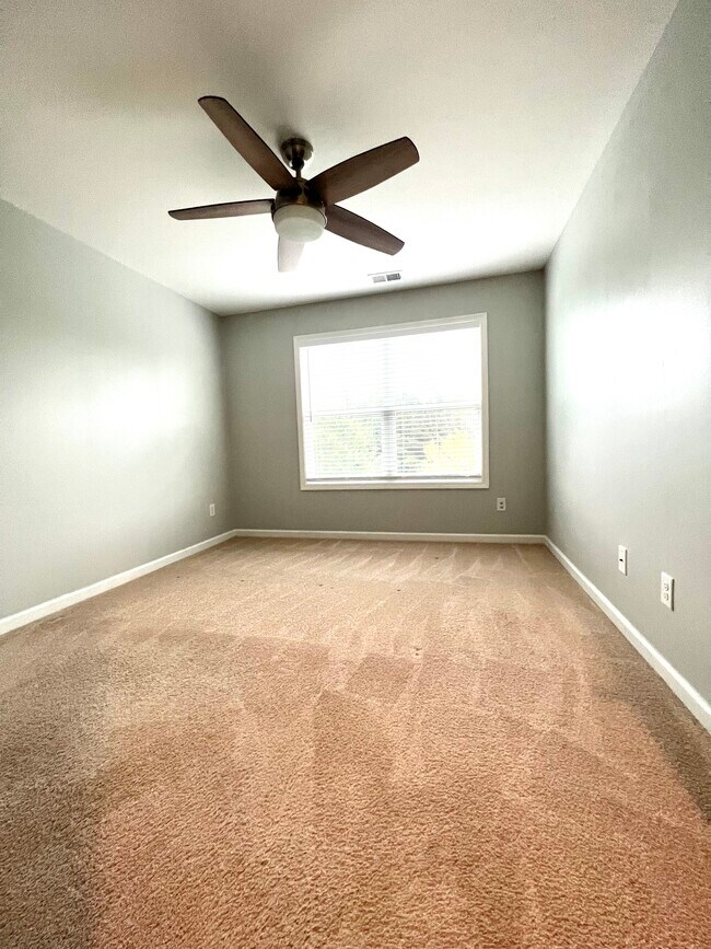 Building Photo - 930 Sunset Park Dr