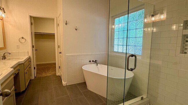 Building Photo - 1548 W Hampton Cir