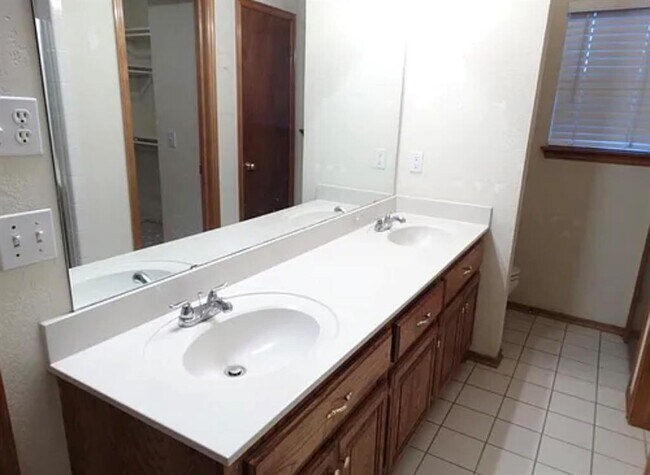 Building Photo - 8812 NW 85th Pl