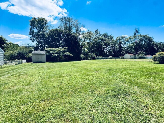 Building Photo - Brick Ranch off of Fort Ave