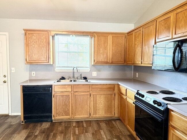 Building Photo - 2305 Cimmaron Dr