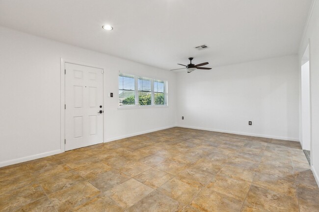 Building Photo - 3 Bedroom in the Heart of Metairie with Up...