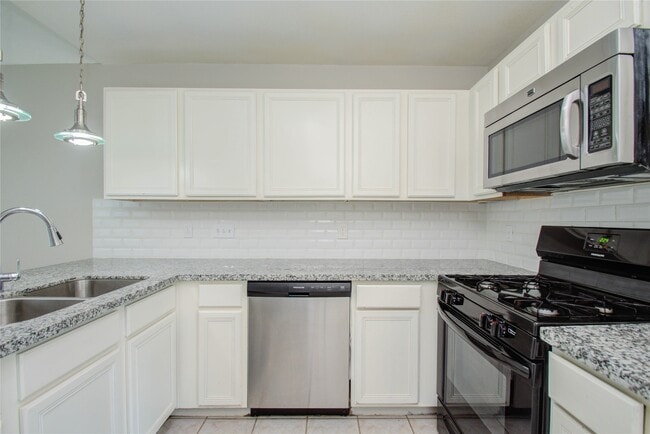 Building Photo - 2306 Pine Cone Dr