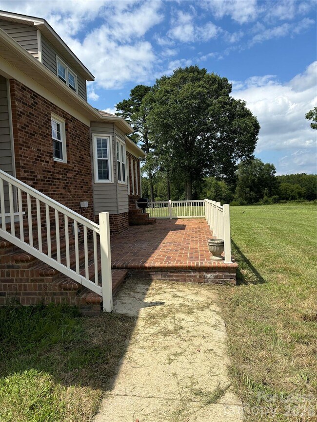 Building Photo - 2417 Lynwood Dr