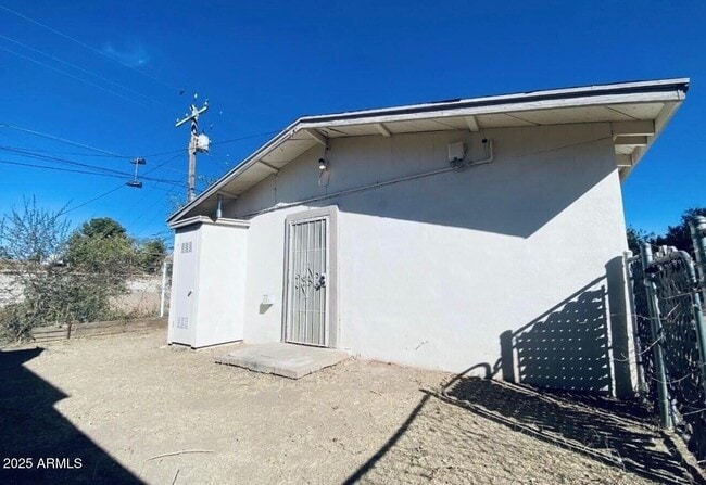 Building Photo - 1522 E 9th St