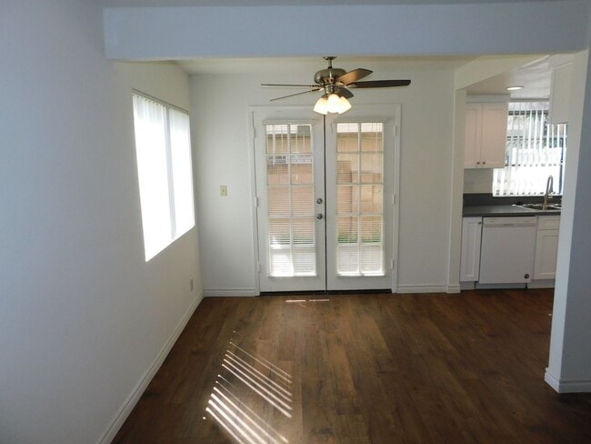 Building Photo - Lovely 2 BD 2.5 BA Two Story Townhouse