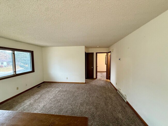 Building Photo - Large 4 Bedroom/2 Bath Bi-Level Home with ...