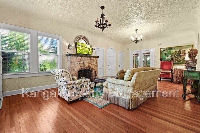 Building Photo - 194 Almeria Rd