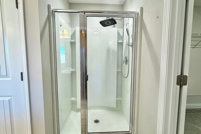 Building Photo - AVAILABLE EARLY DECEMBER (Small Pets Only)