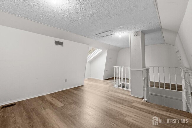 Building Photo - 151 Tennyson Dr