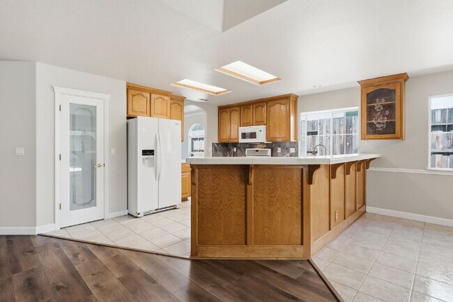 Building Photo - Executive Rental in Gold Hills