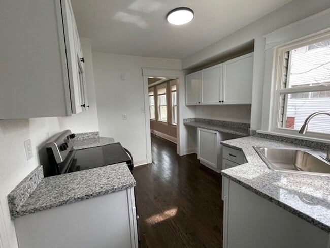 Building Photo - 3bd/1ba Home, Large Yard!! Half off 2nd Mo...