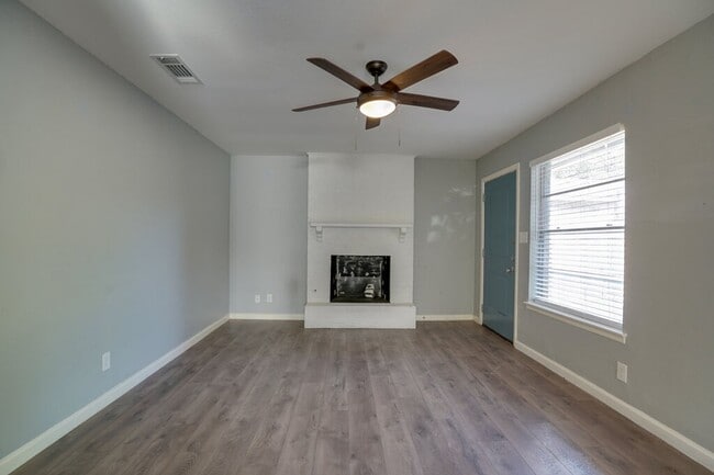 Building Photo - 304 John N Garner Cir