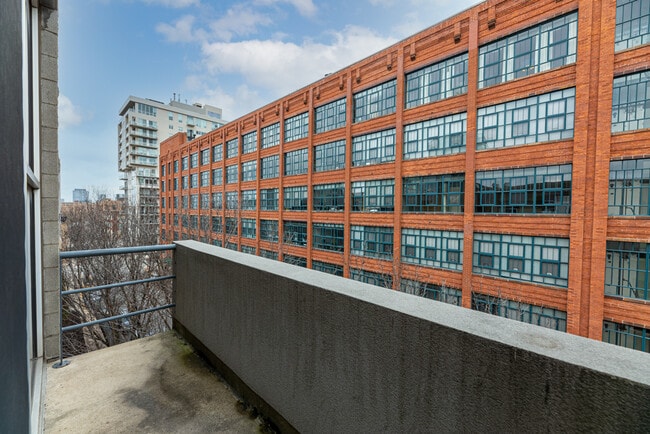 Building Photo - 939 W Huron St