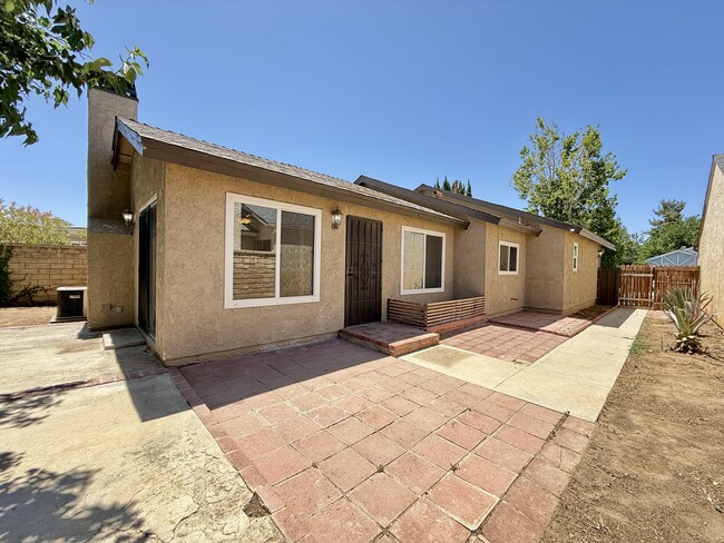 Building Photo - 2711 Nandina Dr