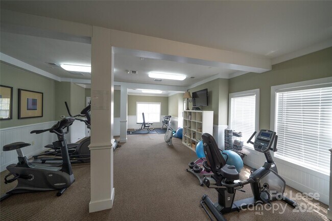 Building Photo - 4938 El Molino Dr