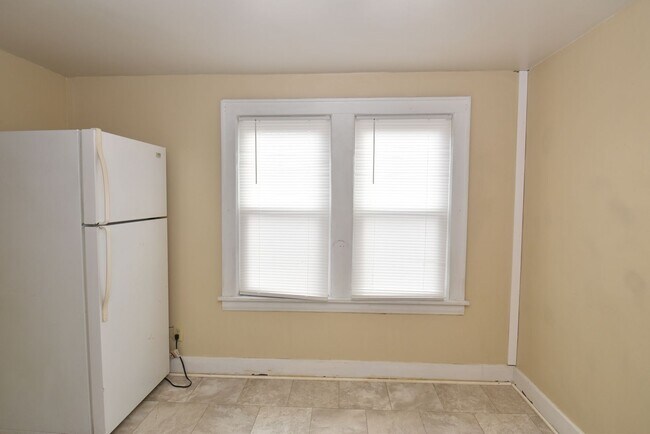 Building Photo - 135 E Eckman St