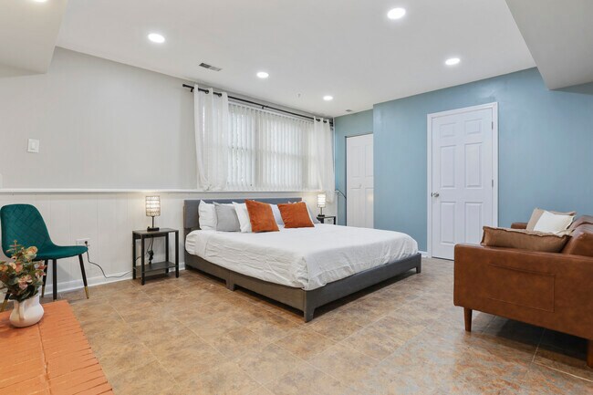 Building Photo - 1356 Larchmont Dr