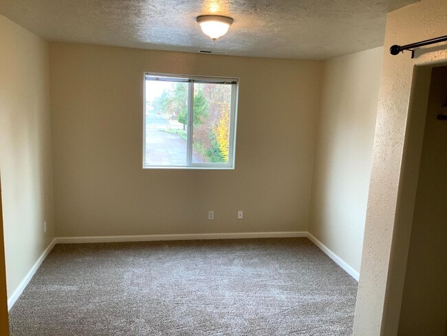 Building Photo - 4 Bedroom 2 Bathroom Home Near Thurston