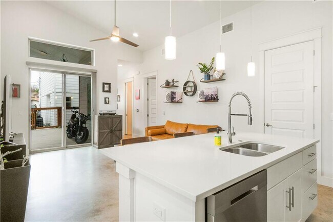 Building Photo - 1609 J J Seabrook Dr