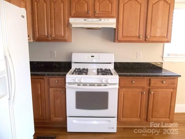 Building Photo - 1830 Hall Ave