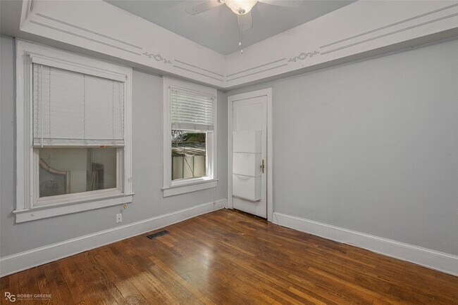 Building Photo - 1212 E Kings Hwy