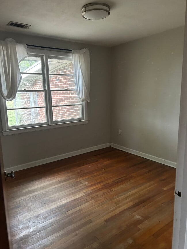 Building Photo - Cozy home