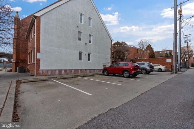 Building Photo - 122 W Henrietta St