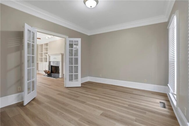 Building Photo - 2020 Oak Ln