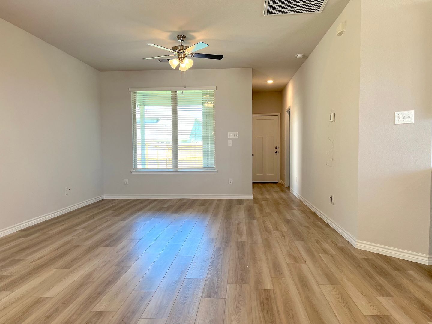 Building Photo - Gorgeous 3 bed 2.5 home in Town Lake Park!