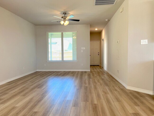 Building Photo - Gorgeous 3 bed 2.5 home in Town Lake Park!