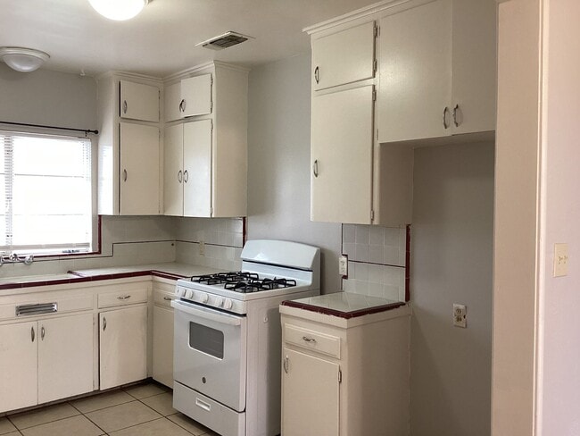 Building Photo - 1534 W Cambridge Ave