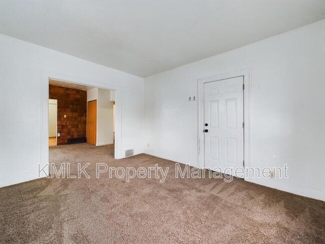 Building Photo - 539 Gage St