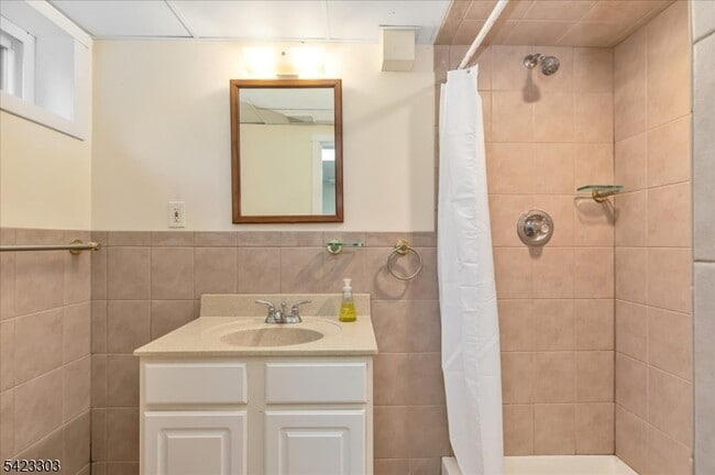 Building Photo - 81 Tooker Ave