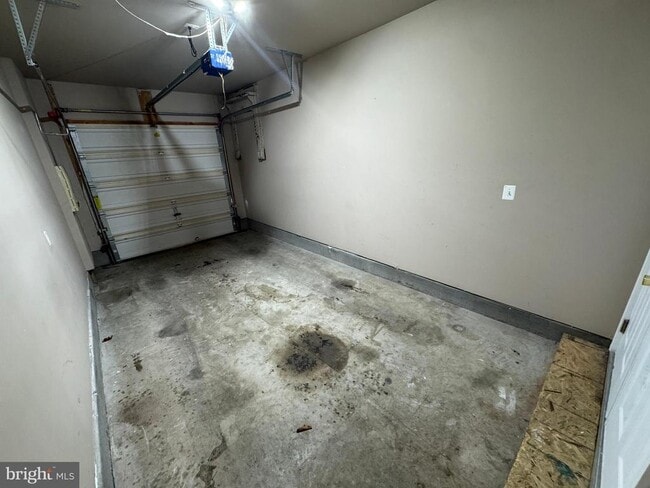 Building Photo - 400 Kintyre Ln