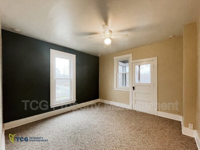 Building Photo - 738 E Main St